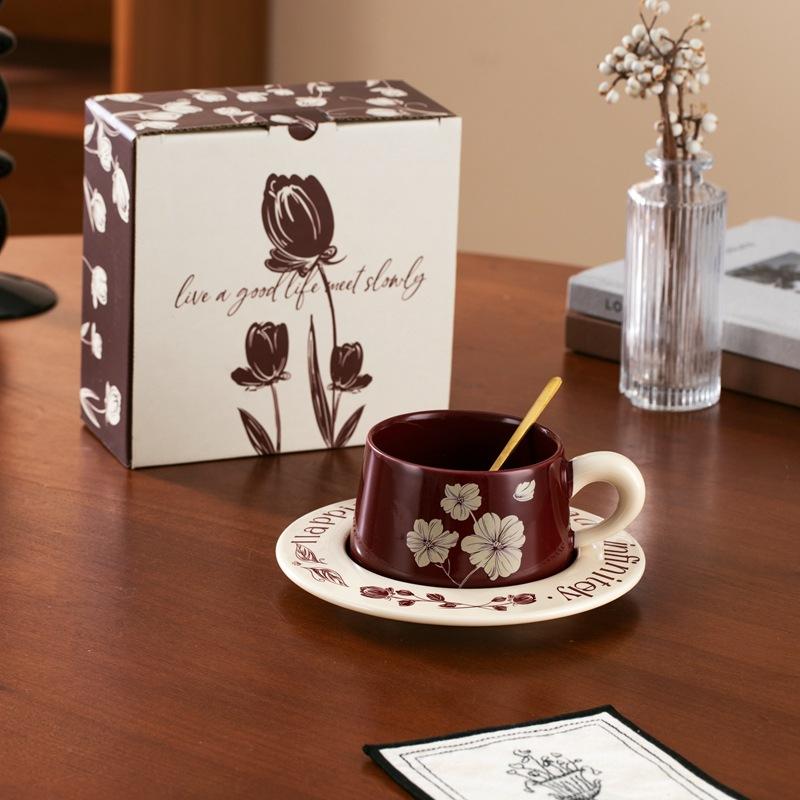 

Набор чашки и блюдца «Цветок» в подарочной коробке, чашка для кофе в стиле легкой роскоши, парная керамическая кружка с крышкой и ложкой, сувенирный подарок 260ml