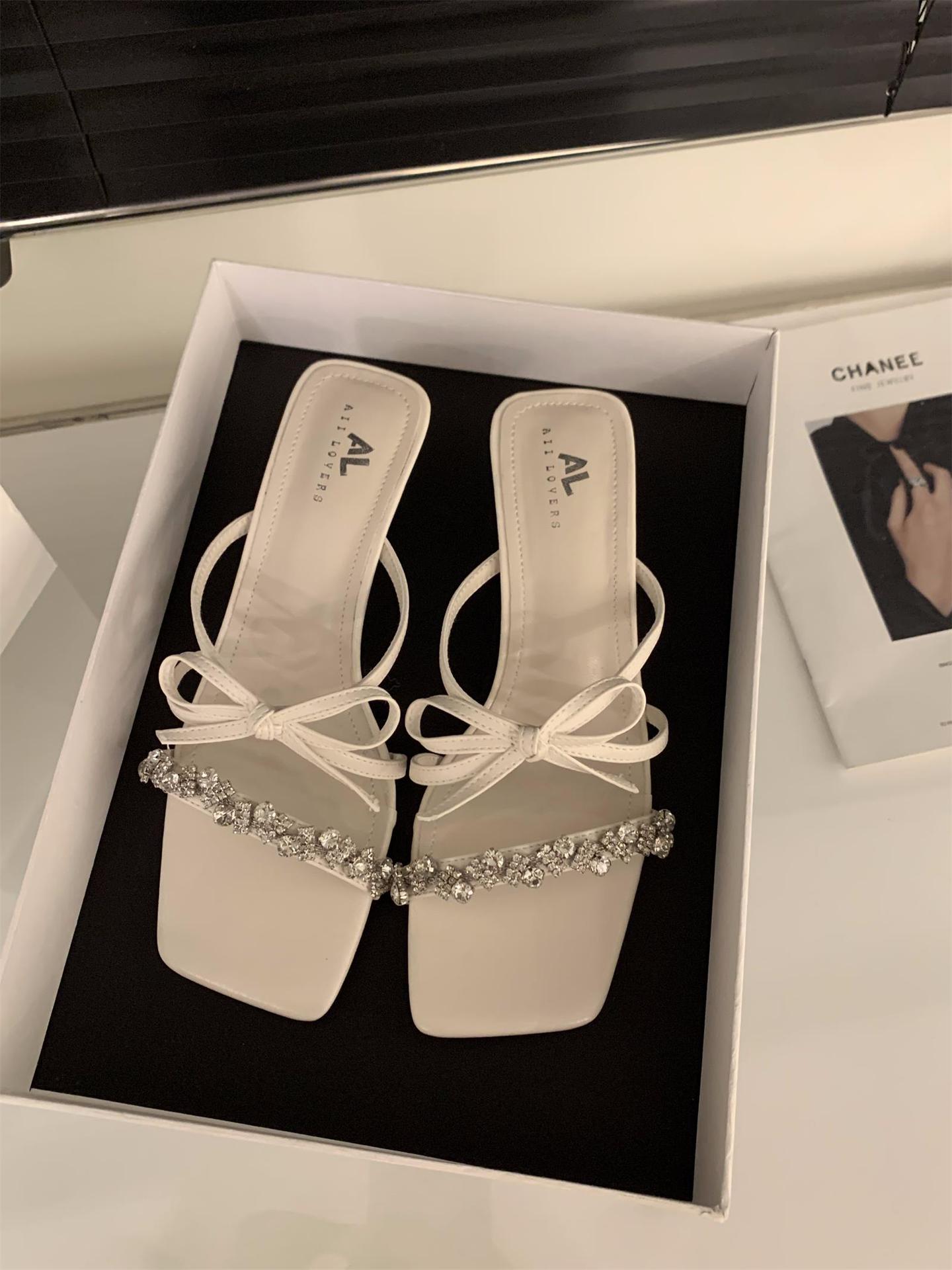 

Hong Kong slope heel cool slippers women s shoes 2025 new summer French outer wear skirt medium high heel rhinestone sandals 40 бежевый