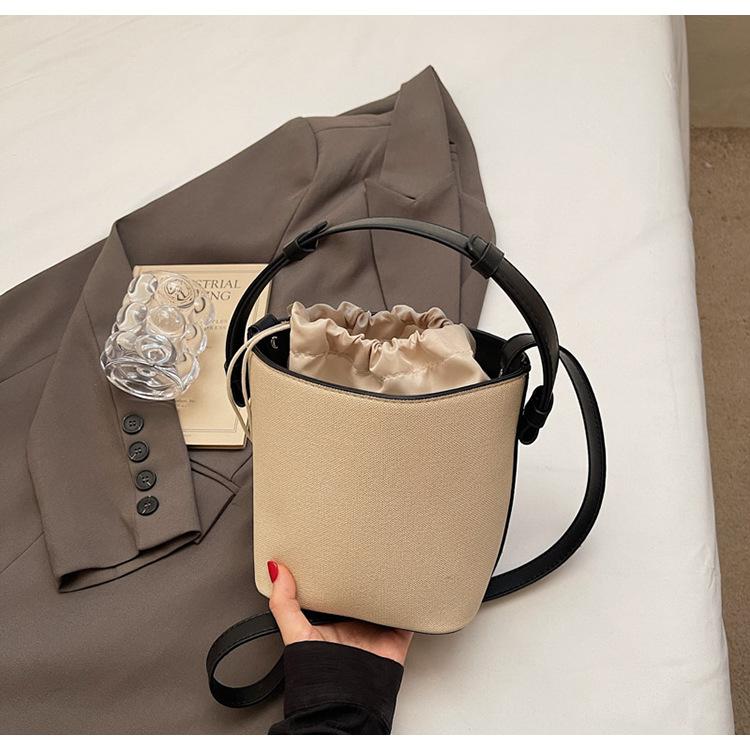 Niche design contrasting color portable bucket bag women's 2025 new casual retro handbag Korean version shoulder messenger bag