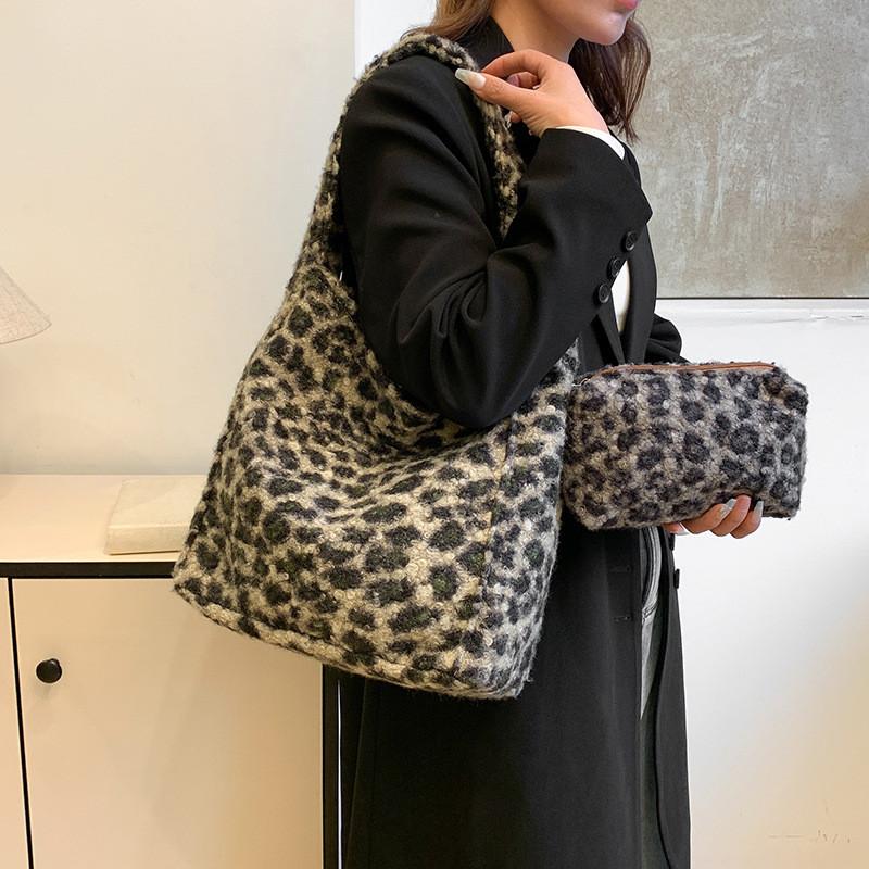 Stylish Black And Green Retro Tote Bag For Women With Unique Design And Cozy Material