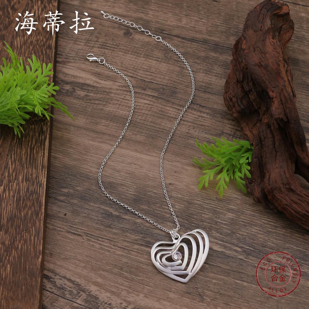 New geometric hollow brushed love pendant, women's fashion high sense diamond inlaid heart necklace