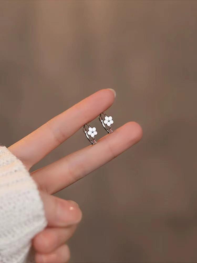 S925 Silver Needle Small Flower Petal Stud Earrings for Women, Fresh & Cute Design, Light Luxury Resin Drop, Elegant and Timeless.
