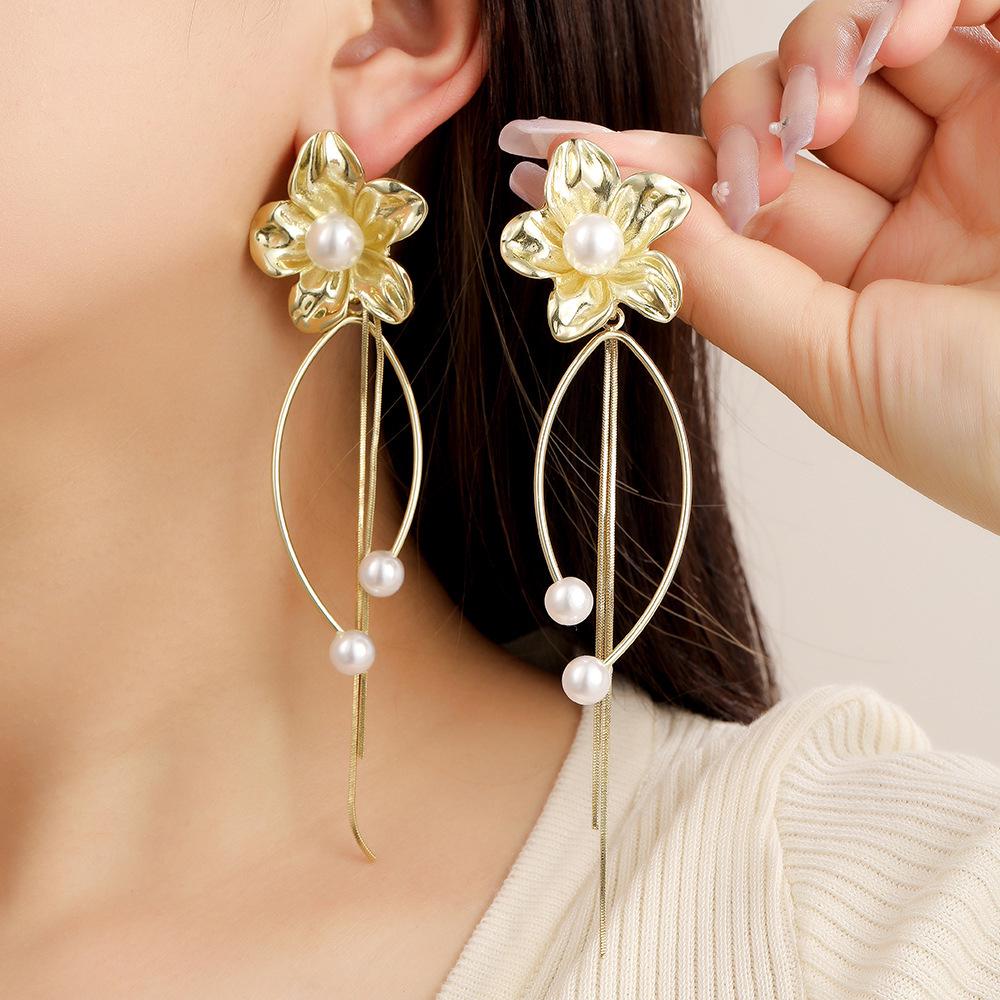 Exaggerated 3D Flower Pearl Earrings: Light Luxury, High-End Metal Style Studs