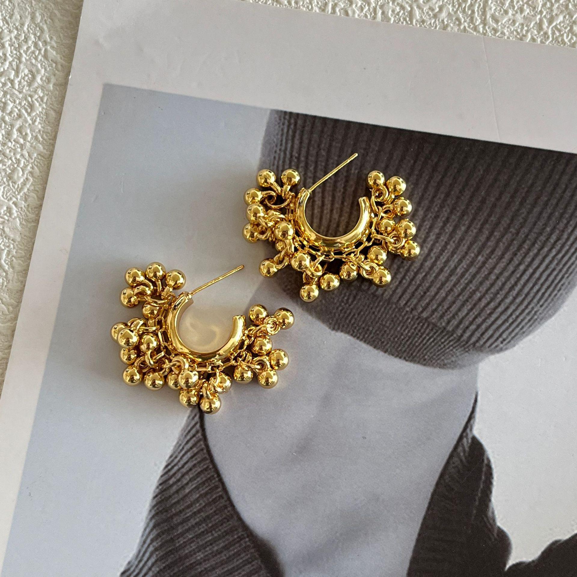 

Французские ретро-серьги с бахромой из металлических шариков и жемчугом, женские индивидуальные, универсальные, темпераментные, модные серьги-гвоздики