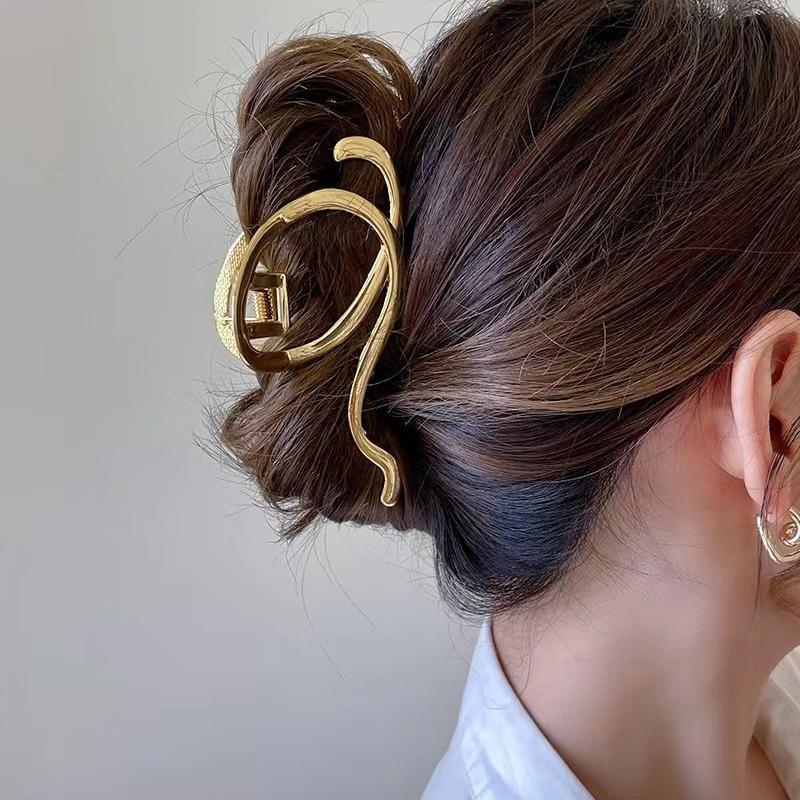 1pc Fashion Minimalist Metallic Hair Claw Clips Curved Designs Perfect for Chic Updos Daily Elegance Trendy Hair Accessories