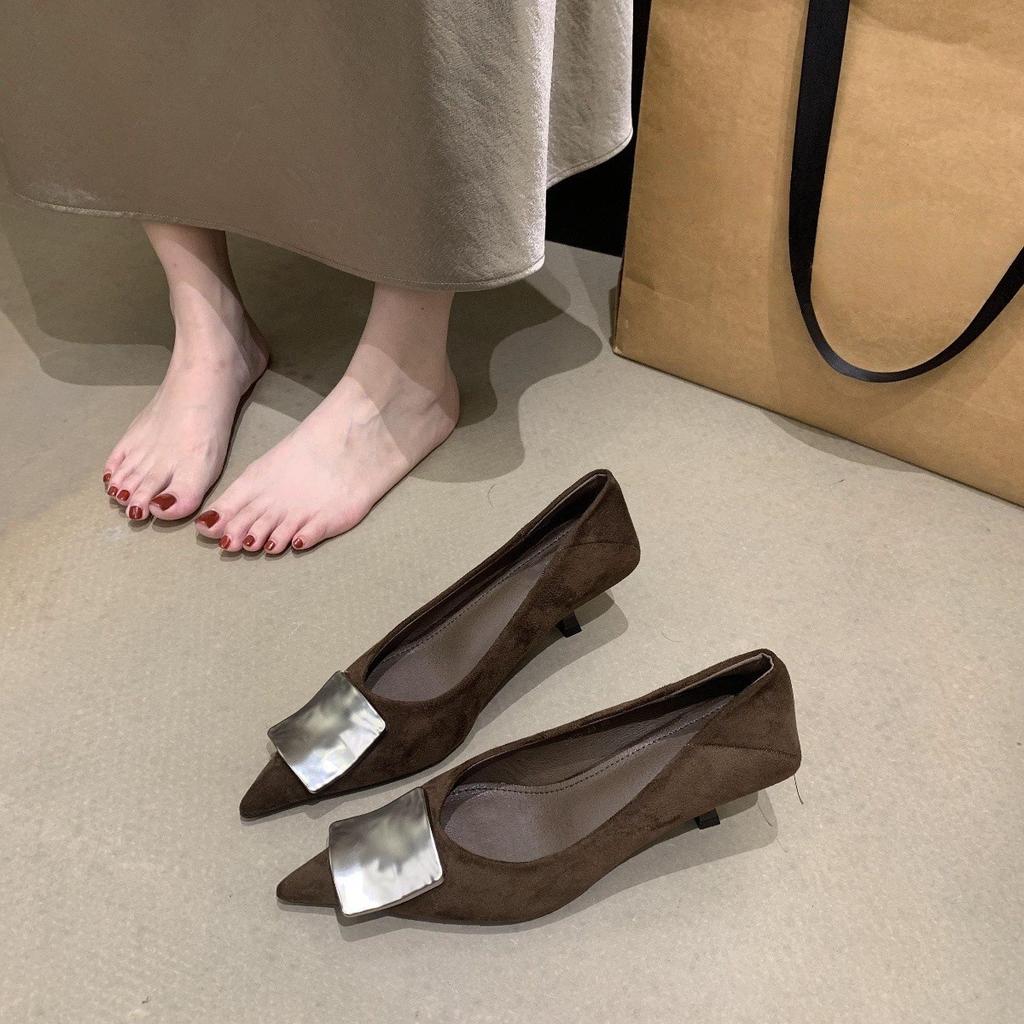 Cienki obcas zamszowe szpiczasty nosek płytki dekolt buty na jeden sezon damskie metalowa klamra obcas kotek buty wieczorowe