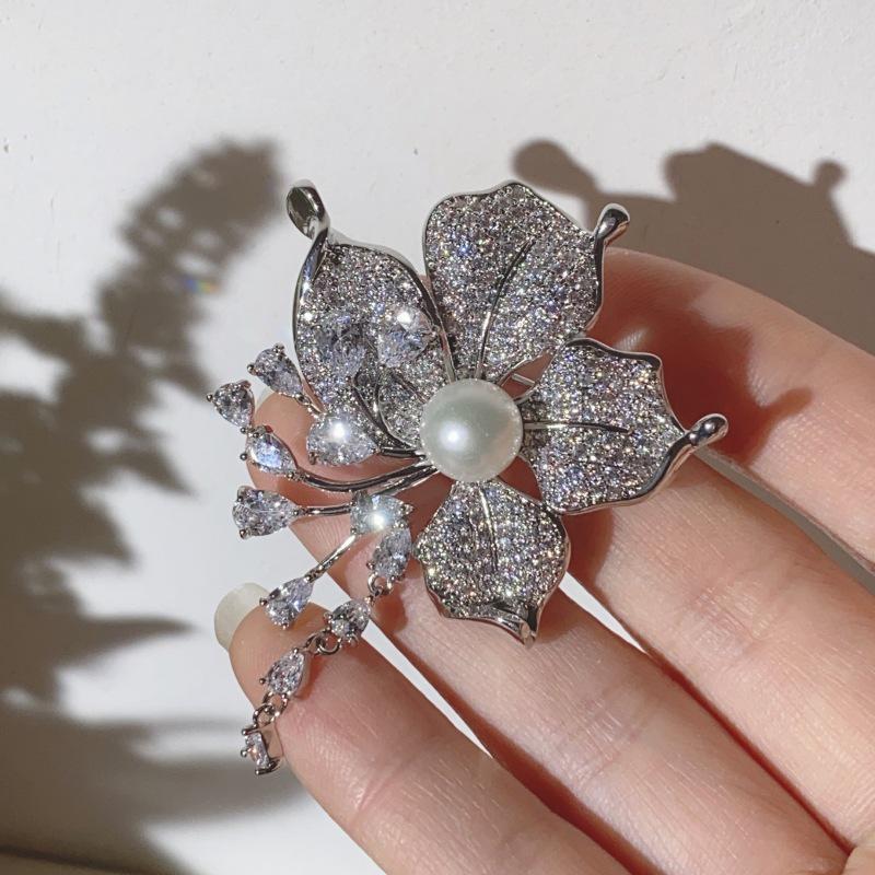 

Thousand Clan Elegant Evening Dress Brooch with Tassel Zircon Pearl