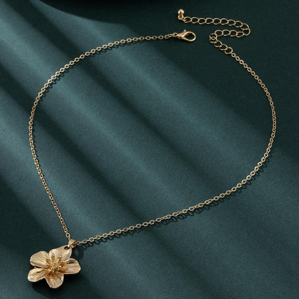 New Fashion Simple Metal Wrinkled Stereoscopic Flowers Pendant Necklace for Women Charm Temperament Clavicle Chain Party Jewelry