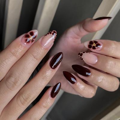 24 STUKS Amandel Plaknagels met Lijm Retro Rode Bloemen Patronen Franse Nepnagels voor Vrouwen Eenvoudige Valse Nagel Draagbare Manicure