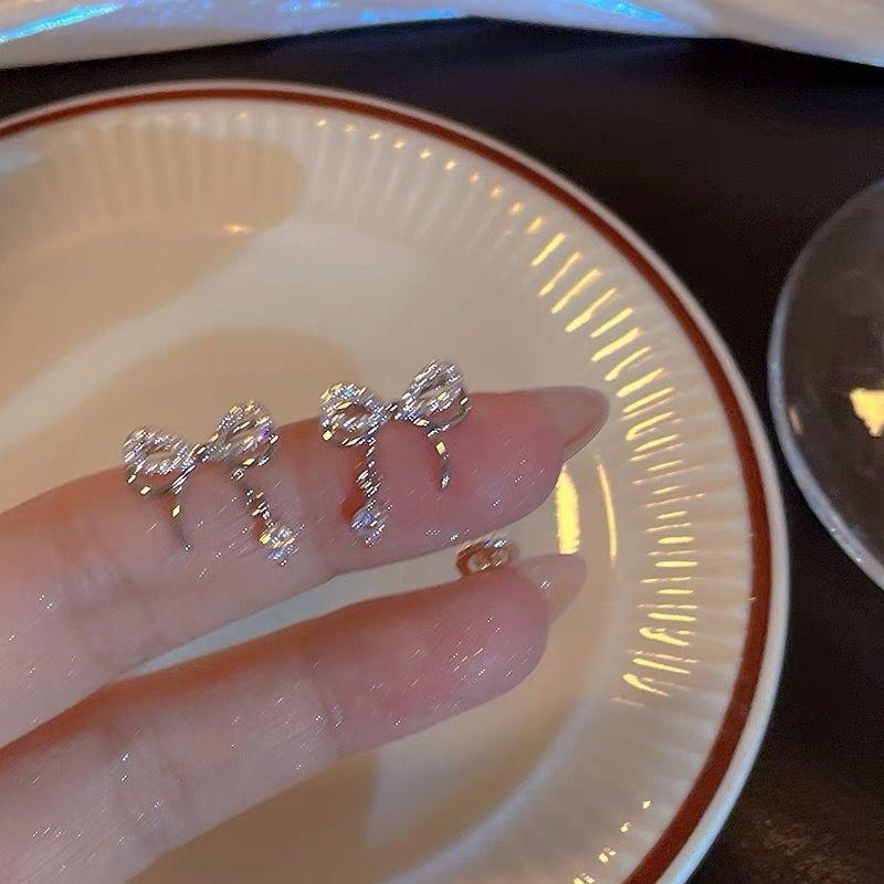 Bow slightly inlaid small earrings, women's fashion niche temperament, advanced sense, explosive ear jewelry temperament, Mori stud earrings