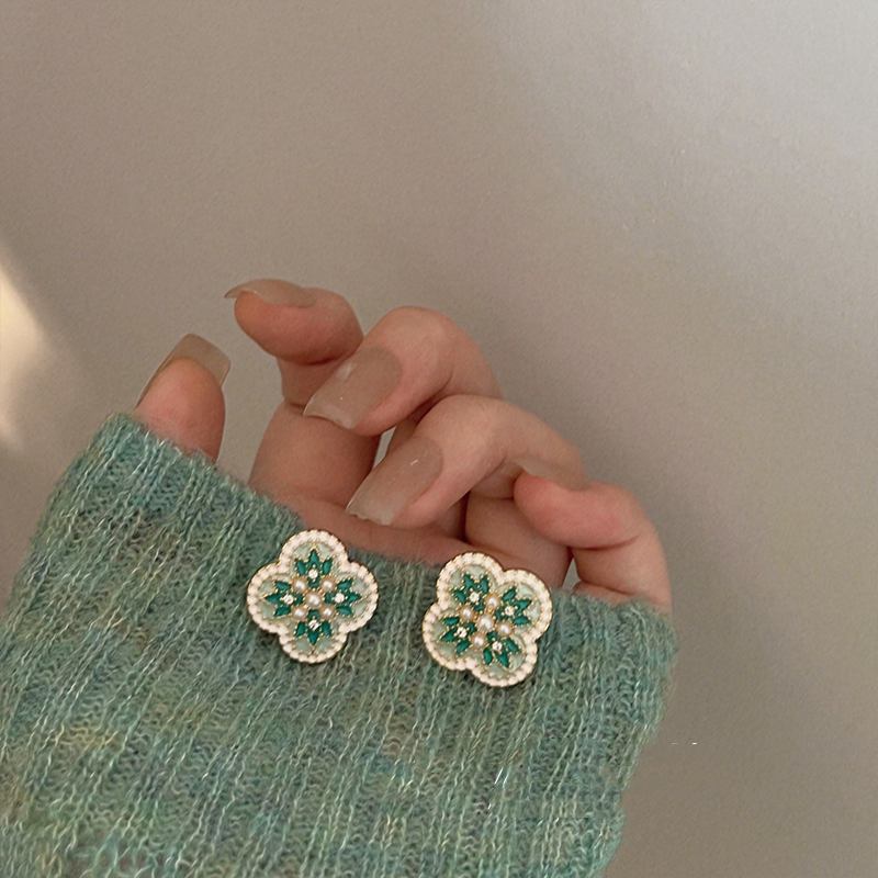 

Серьги в стиле ретро с французским жемчугом и цветком, модные темпераментные простые женские светлые серьги в дворцовом стиле, роскошные мини-серьги с цветком, ювелирные изделия для вечеринок