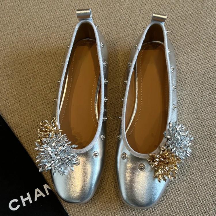 Sheepskin~ niche design flower spikes small leather shoes in autumn 2025 new shallow mouth Mary Jane shoes single shoes women