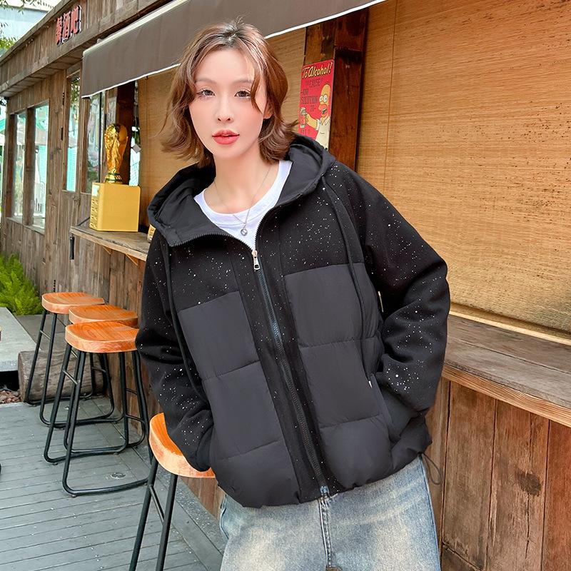 

Женская короткая ветрозащитная теплая зимняя куртка контрастного цвета с капюшоном M чёрный