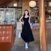 Dámské černé špagetové šaty bez rukávů nadměrné velikosti Léto 2024 Francouzské retro šaty střední délky obepínající pas