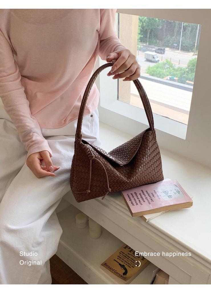 2026 High-End Versatile Woven Underarm Bag: Large Capacity Casual Handbag