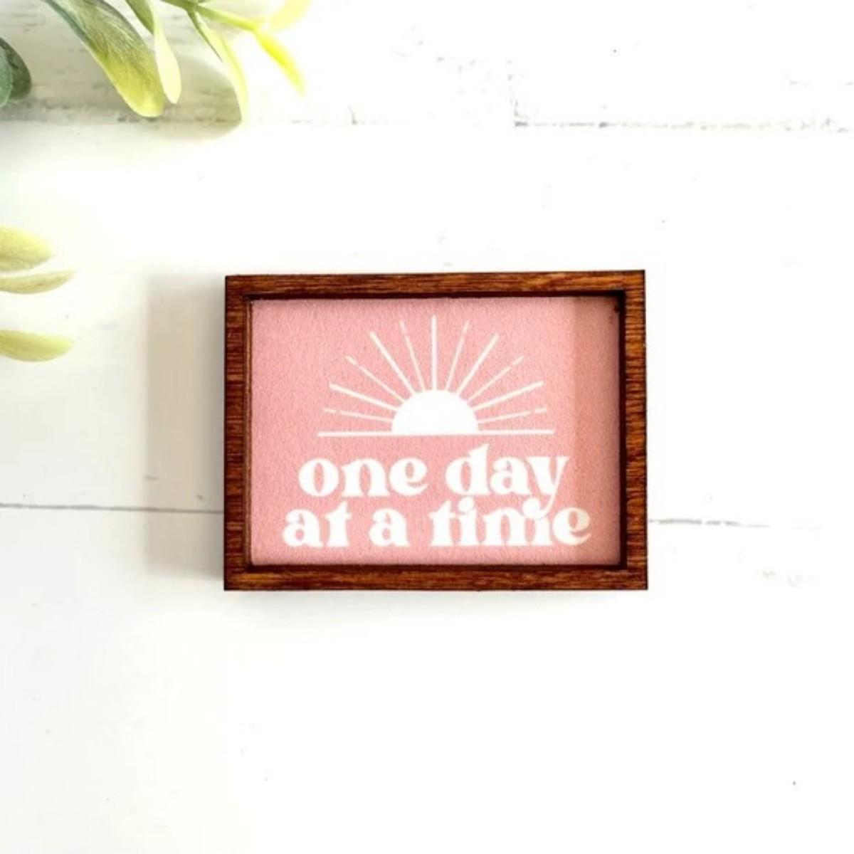 

One Day at a Time Mini Wooden Photo Frame - Inspirational Wall Decor Art, Handmade Craft for Home Office Shelf Display розовый