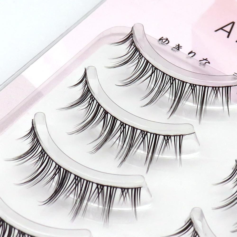 

Накладные ресницы цвета подсолнечника с черными волосами и тонким черным стержнем — идеально подходят для двойного века и ежедневного макияжа