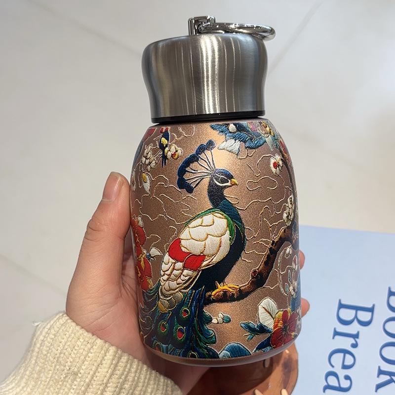 Elegantní retro zlatý motýl páv izolovaný módní hrnek - kreativní dárek pro dámy