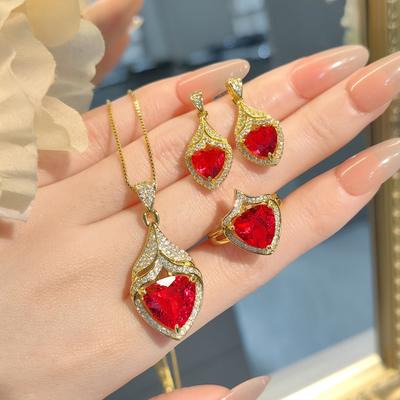 Conjunto de Pingente Triangular Vermelho com Diamantes Inteiros de Luxo Leve Vintage, Brincos e Anel Verde Água Lago Paraíba com Senso Avançado Para Mulheres