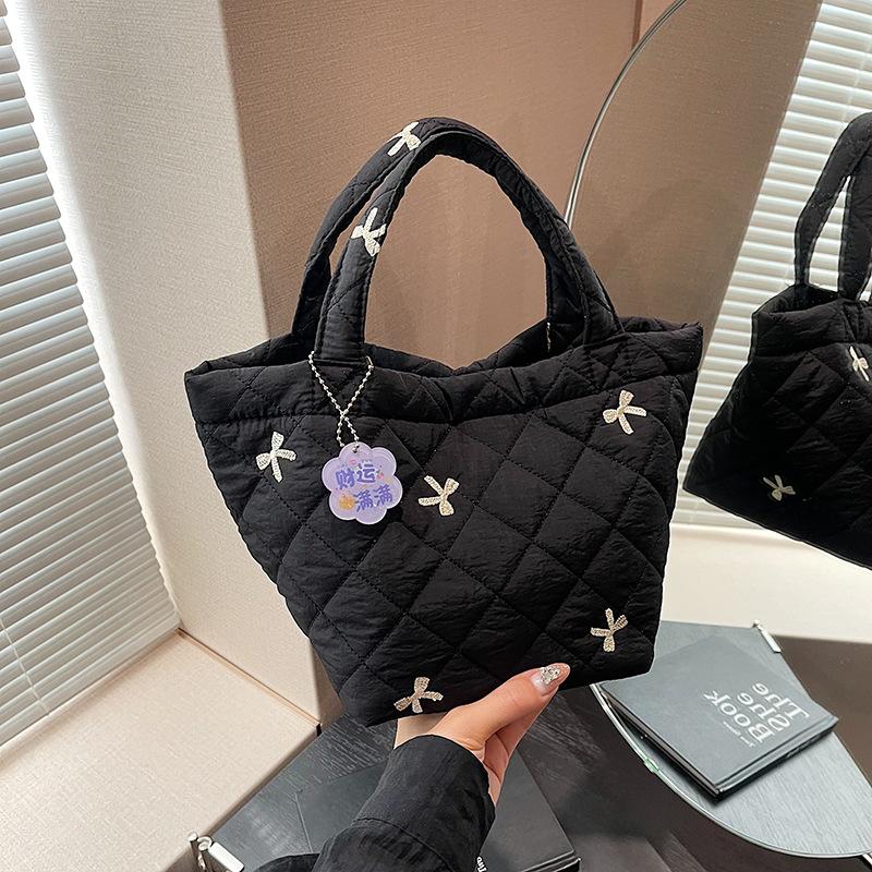 

Закордонне замовлення повсякденна ромбоподібна вишивка нитками маленька сумка жіноча 2024 нова осінь та зима бавовняна сумка для одягу портативна маленька сумка сумка-відро чорний