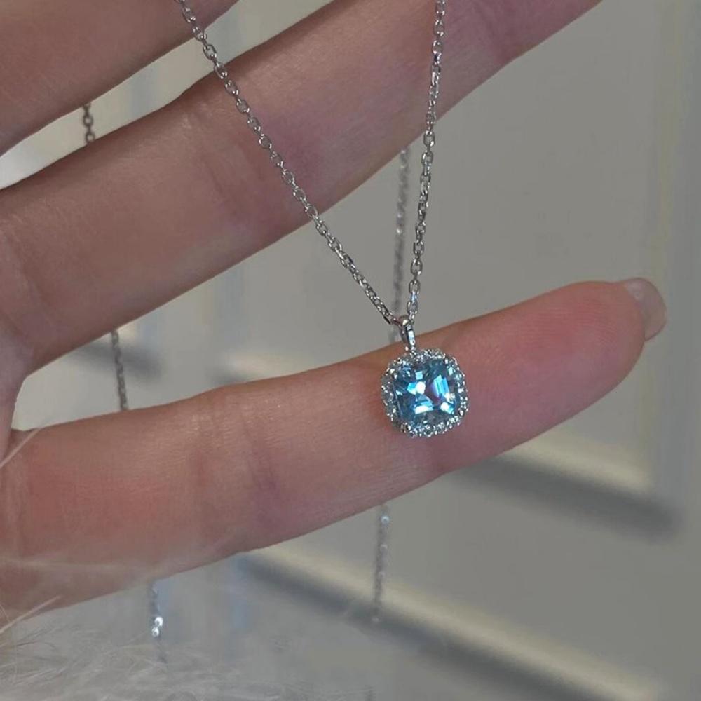 

Light Luxury Shining Neck For Women Elegant Cubic Sugar Zircon Glitter Clavicle Chain Girls Non Fading Titanium Steel Necklace