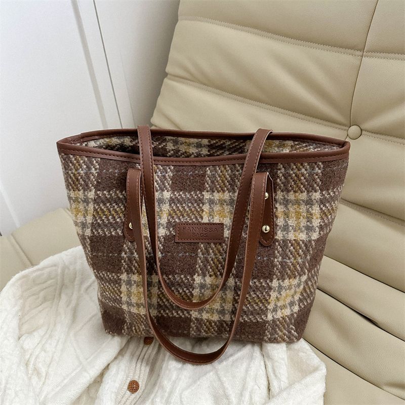 

Осенне-зимняя сумка большой вместимости женская 2025 новая шерстяная клетчатая сумка через плечо универсальная нишевая сумка-тоут для поездок на работу коричневый