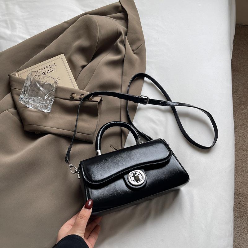 

Niche fashion temperament hand carry small square bag summer new simple and versatile shoulder messenger bag