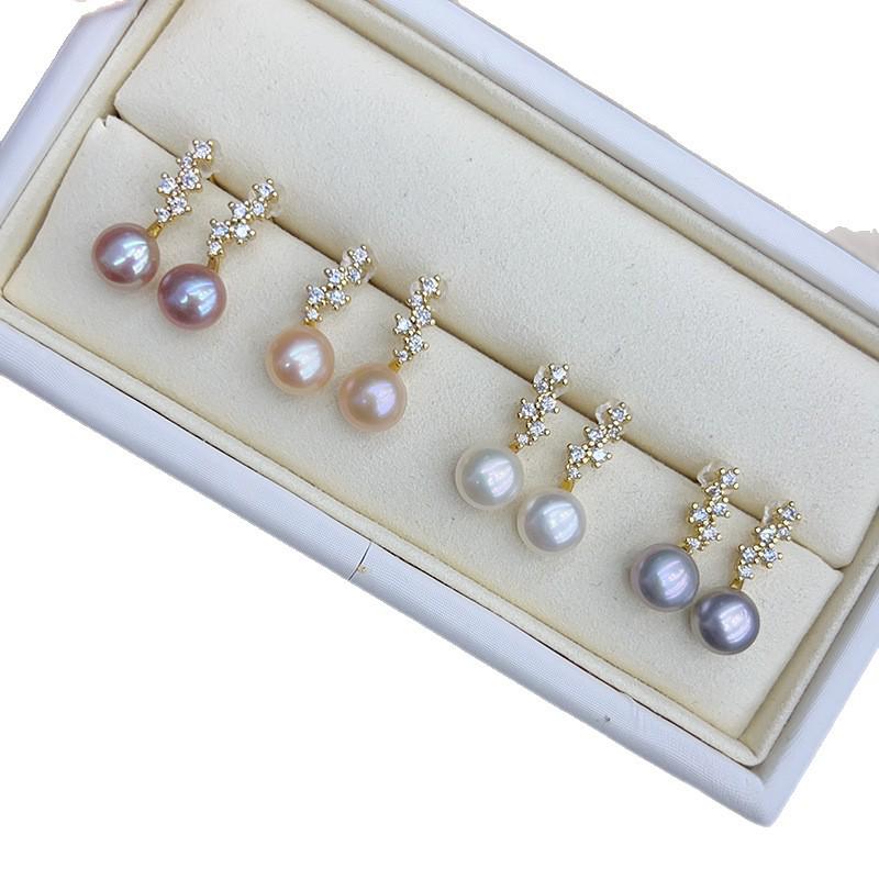 Elegant Freshwater Pearl Stud Earrings - Simple, Versatile, and Fashionable for Daily Wear.