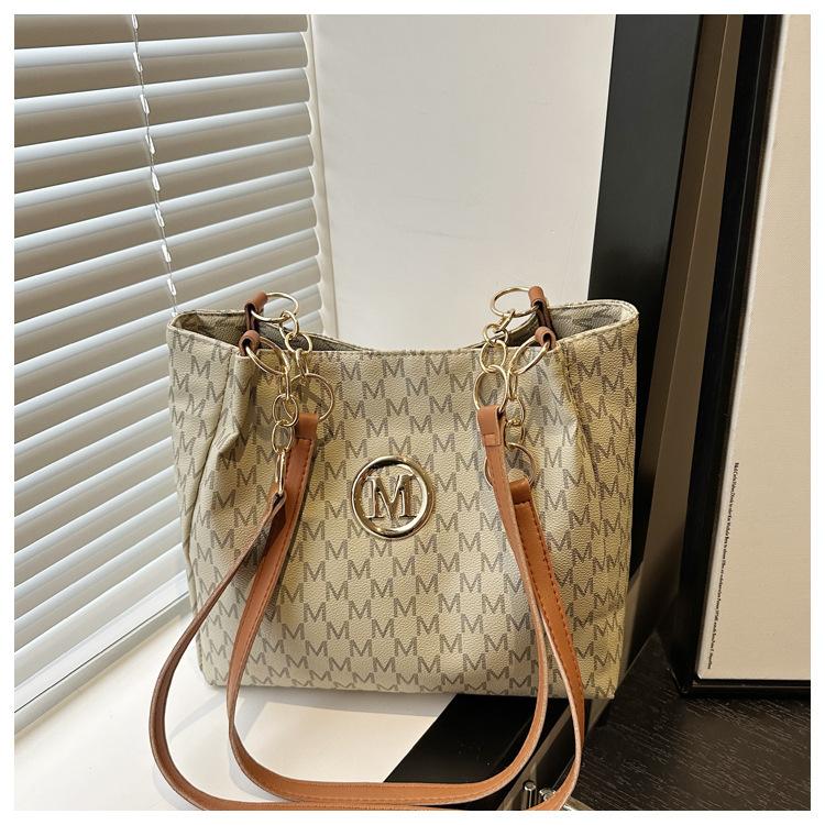 

Сумка-полумесяц, модная в этом году, новая нишевая сумка подмышку 2025, персонализированная сумка через плечо в зарубежном стиле, сумка через плечо с принтом букв хаки