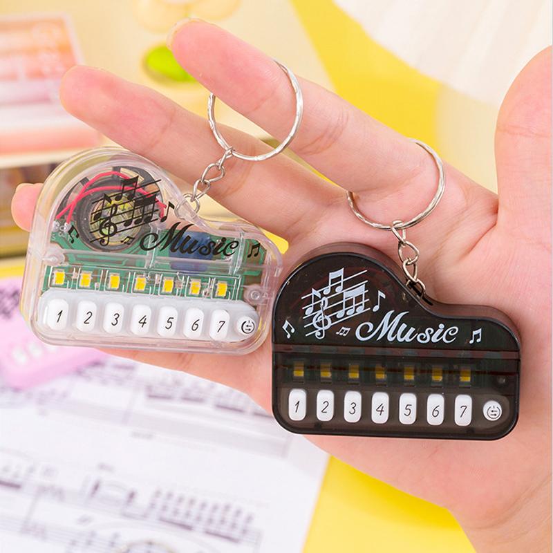Toys 1Pcs Playable Mini Electronic Piano Keychain Pendant Luminous Music Toy for Birthday Party Small Gift Presents Stress Relief Fidget