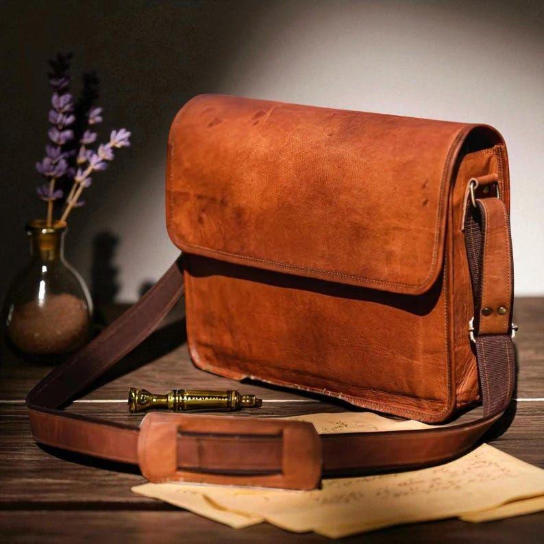 

Кожаный портфель-мессенджер для ноутбука для шаферов, мужской, с монограммой, через плечо, сумка-слинг для компьютера, сумка для проектов, подарки 16 x 12 x 5 in