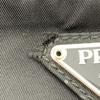 Prada Pocono Schultertasche Kameratasche Crossbody Tessuto Nylon Leder Schwarzer Schultergurt Crossbody Dreieckiges Logo-Schild Weißes Etikett