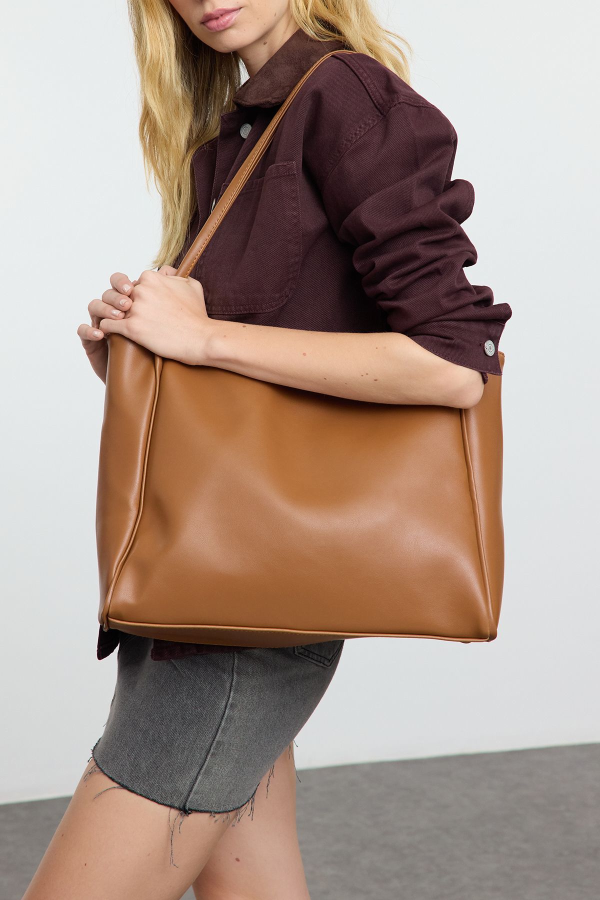 

Коричнева жіноча максі-сумка через плече One Size