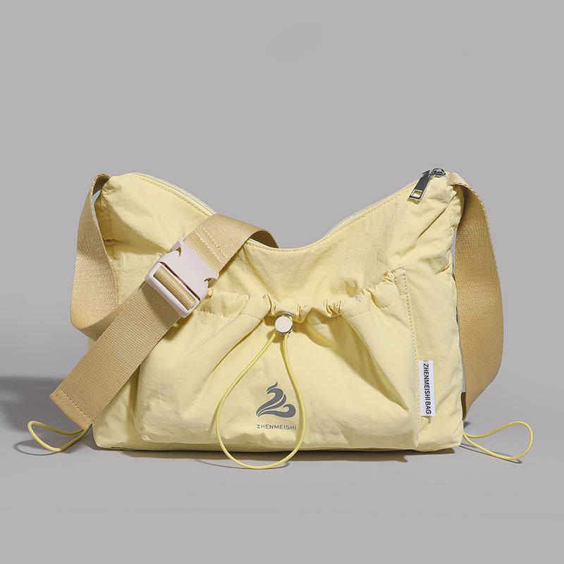 Sports style lightweight tote bag women's new niche design simple shoulder bag student class commute messenger bag