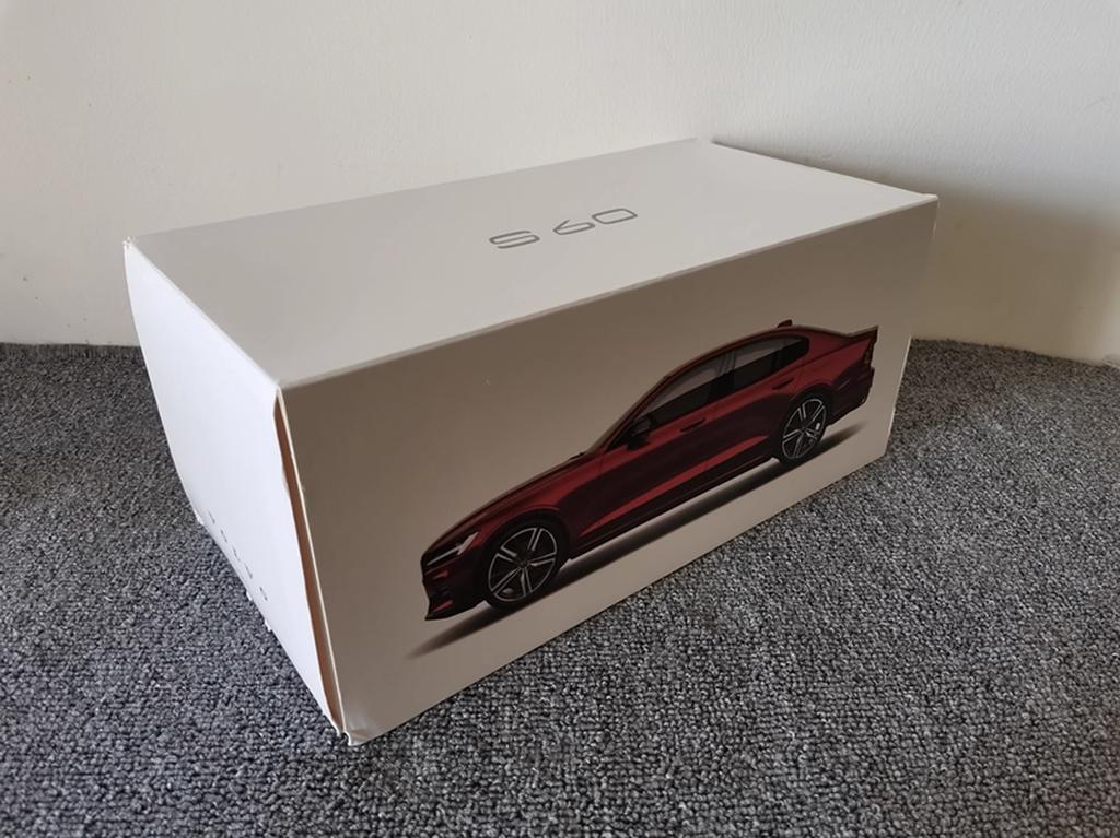 Official Volvo 1:18 Scale Alloy Car Models - XC60, XC90, S60L, Die-Cast with Factory Metallic Paint, Collector's Display Model