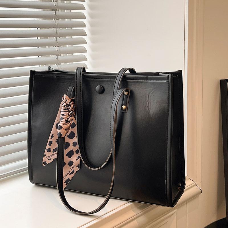 A Large-capacity Retro Commuter Tote Bag with A High-end, Elegant and Fashionable Single-shoulder Style