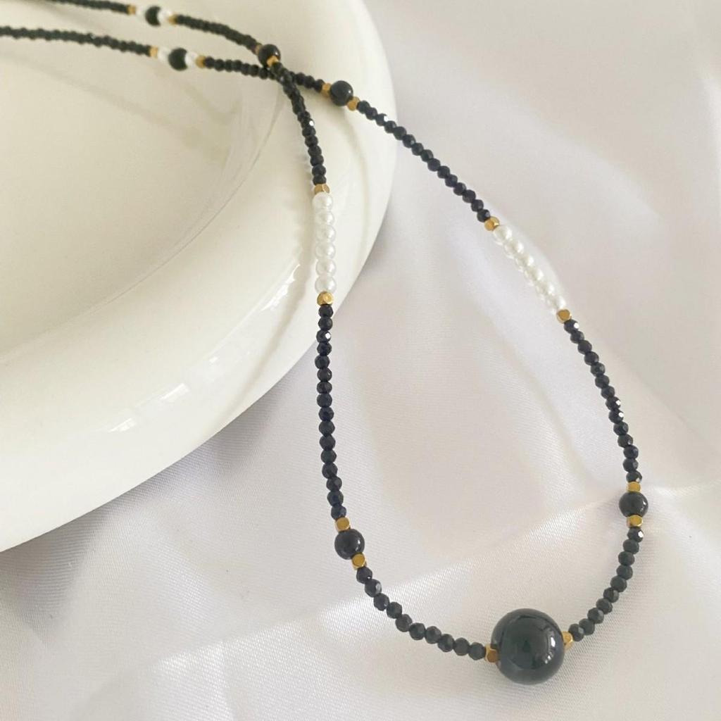 Vintage Black Crystal Pearl Beaded Choker Necklace - Stylish and High-End for Women.