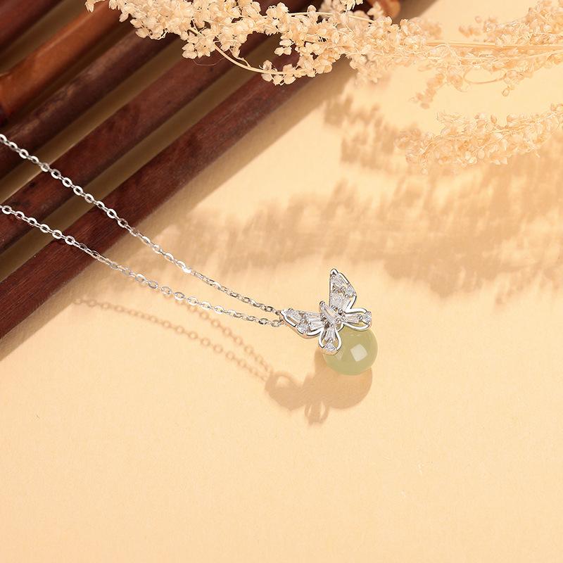 Small Group Design Butterfly Safety Buckle Necklace for Women, Light Luxury and Versatile, High-end Feel Collarbone Chain