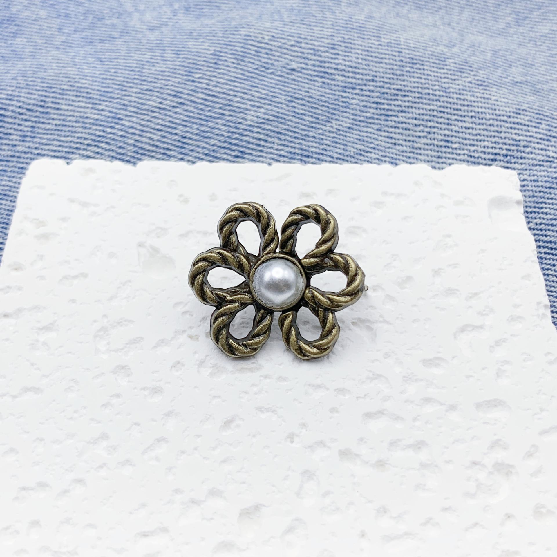 

The Flower Waist-cinching Button Is Detachable No Need for Drilling or SewingIt Can ReduceThe Waist Size It Is A Flat-bottomed Waist-cinching Wonder бронзовый