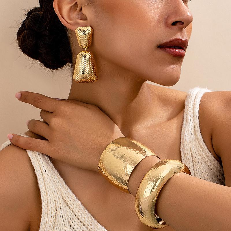 Trendy Geometric Stud Earrings Beating Textured Bracelet Set Exaggerated Luxury Jewelry Set