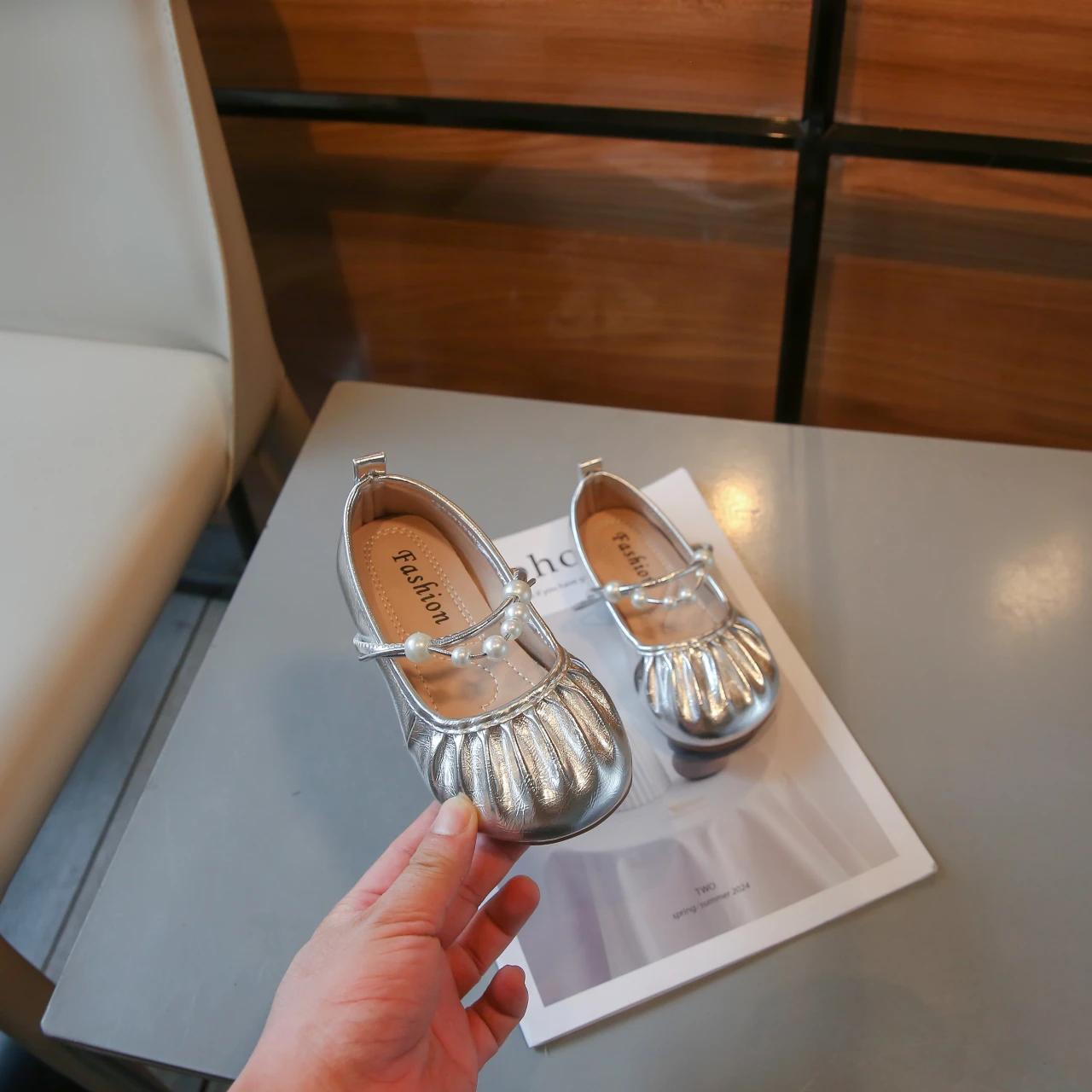 

Туфли принцессы для девочек, мягкая подошва, детские балетки, танцевальная обувь с плиссированной отделкой, новинка 2024 года, детские мокасины для выступлений, слипоны 23 серебряный