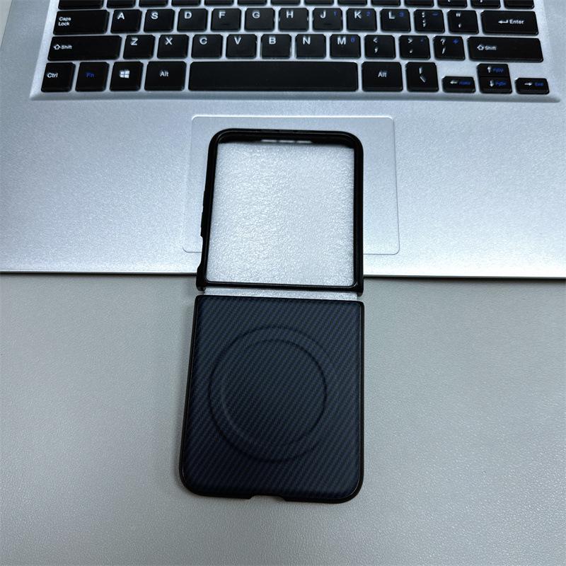 Ultradunne Magnetische Case van Koolstofvezel voor Samsung Z Flip7/Z Flip6 - Randloos, Valbestendige Bescherming