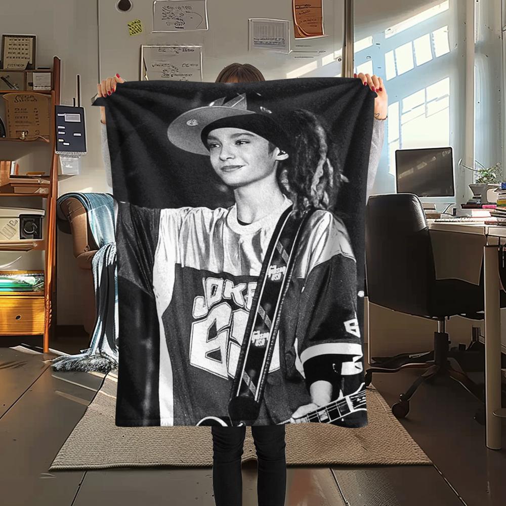1PC Tom Kaulitz Print Flannel Blanket, High quality Comfortable for All Seasons, Home Decor, Warmth and Comfort, Perfect for Christmas Gifts