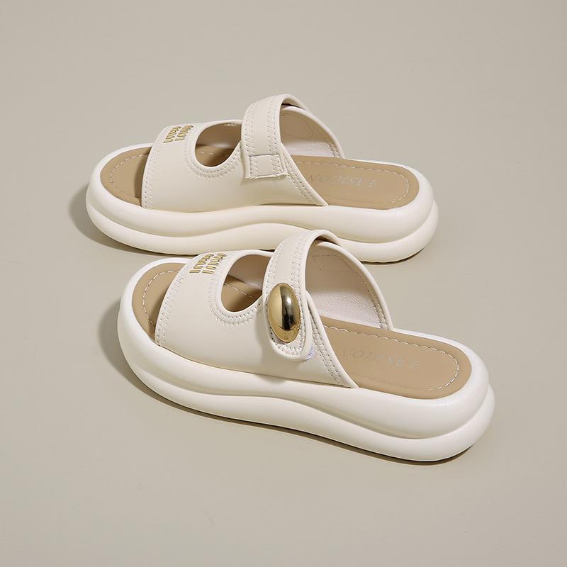 Thick-bottomed cool slippers for women's 2025 summer wear new high-end sense of beauty, heightening letters, one-word beach sandals