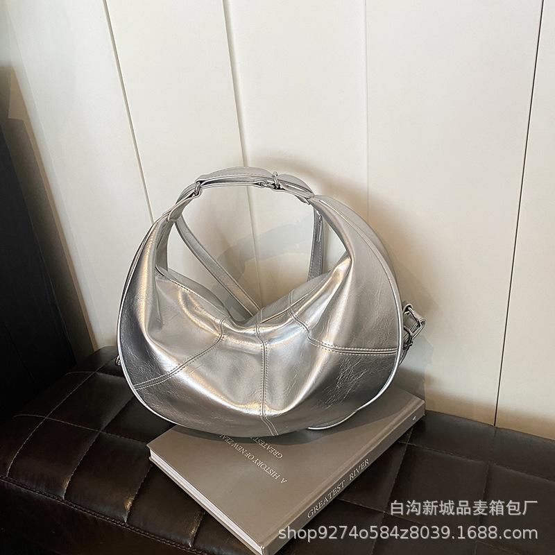 

Oil wax leather glossy small bag women s 2025 new trendy large-capacity commuter dumpling bag casual one-shoulder messenger women s bag