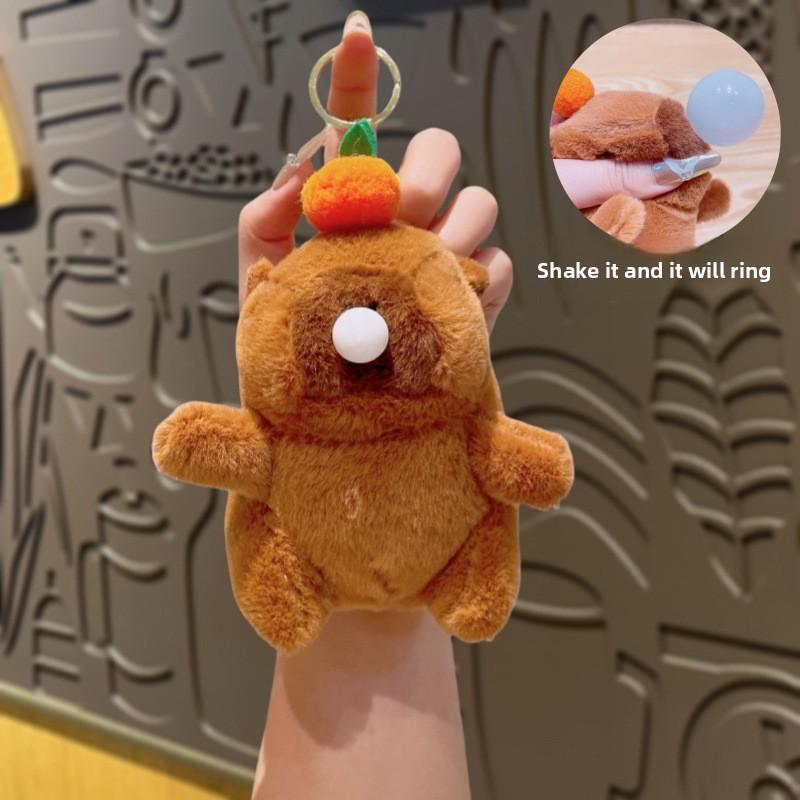 

Капибара пускает пузыри и издает раскачивающийся звук. Верх кулона - это оранжевый плюшевый брелок-сумочка и маленький кулон. коричневый