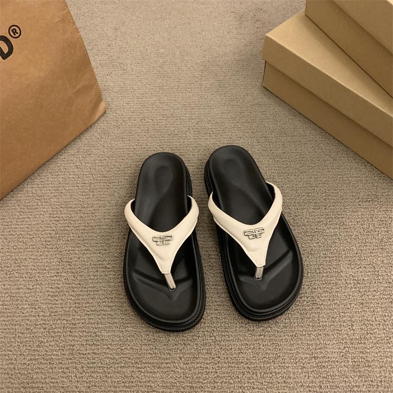 

Feel pinched foot flip-flops shoes women s summer wear 2025 spring new sandals super fire non-slip thick-soled beach shoes 42