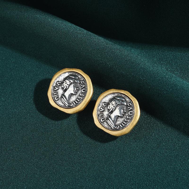 Yong Nuo Vintage Coin Bracelet: Embossed Aged Gold Jewelry for a French Noble Atmosphere