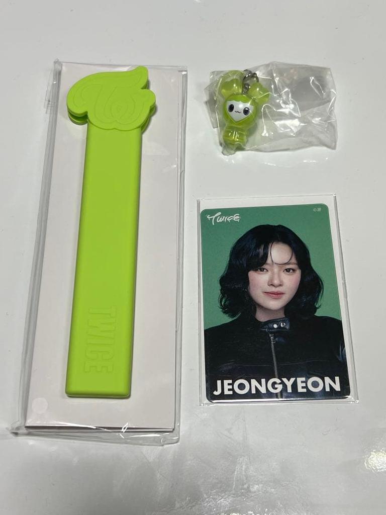 [USED] TWICE LOVELYS Sign Accessories