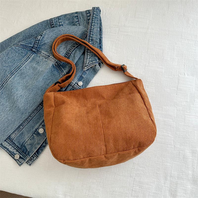 

Модная повседневная сумка большой вместимости 2025 весна новая универсальная на плечо подмышку однотонная сумка-тоут светло-коричневого